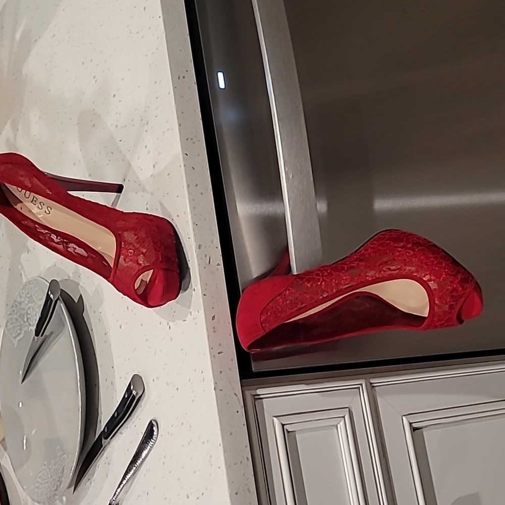 GUESS - Picture 5 of 5